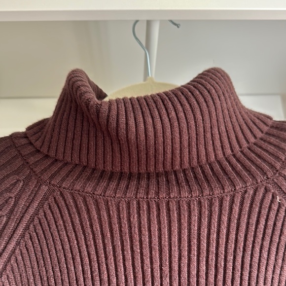 Cozy Brown Ribbed Knit Turtleneck sweater - Picture 4 of 5